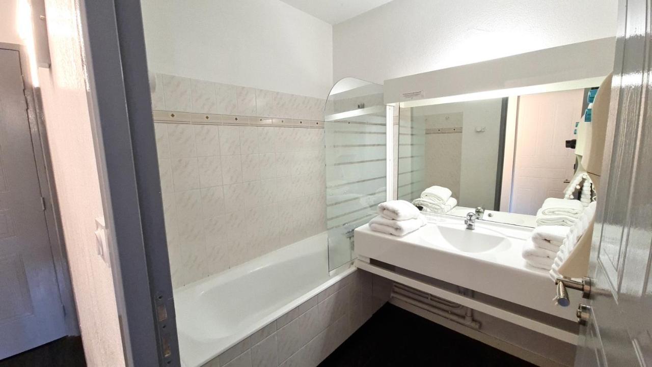 Fasthotel Oloron Hostellerie Du Paon Blanc Lurbe-Saint-Christau Exteriér fotografie